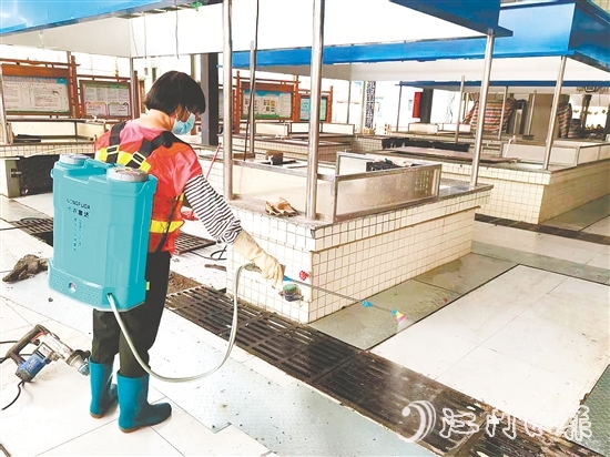 工作人员到农贸市场开展消杀。