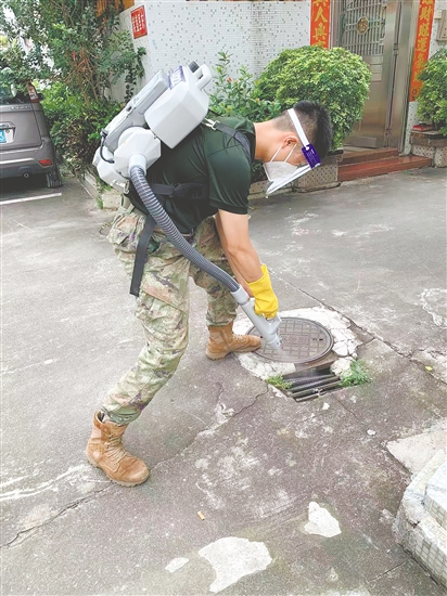 夏北浩民兵排民兵对农村蚊虫滋生隐患处进行仔细消杀。