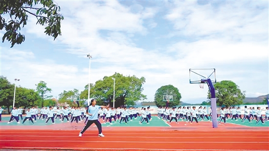 牛江镇中心小学学生练习军体拳。