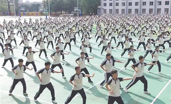 恩平一中学生练习军体拳。