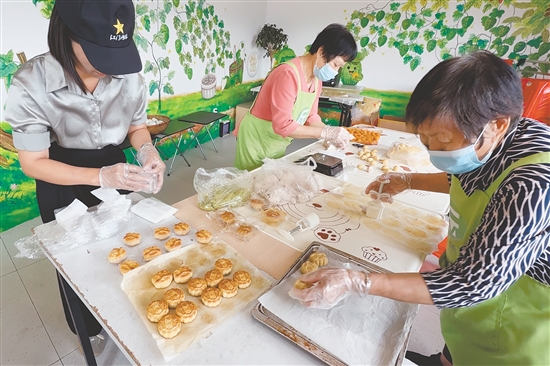 蓬江区上巷村村民在制作凉瓜月饼。