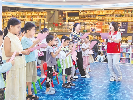 小朋友们一起学习防疫快板歌谣。