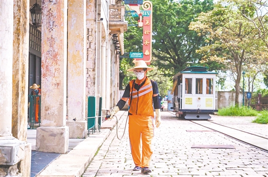 赤坎华侨古镇严格执行“一日双消杀”制度，安排专业蚊虫消杀队对景区进行无死角的全域消杀。