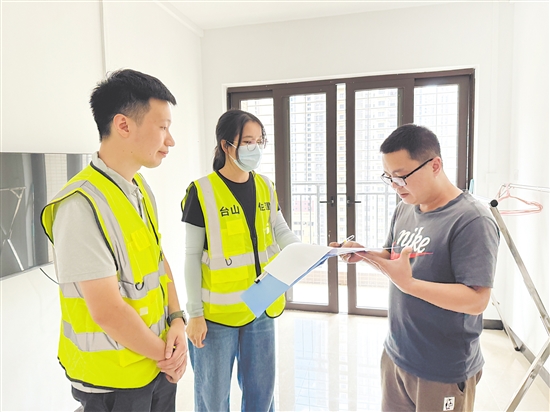 台山市住房和城乡建设局工作人员向入住消杀队员提供贴心关怀和服务。