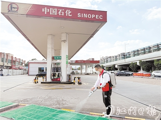创建“无蚊加油站”的倡议得到我市各加油站的积极响应和支持。图为工作人员在加油站内进行消杀。