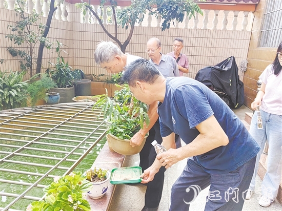 石鹤利社区居民积极协助社区清理积水。