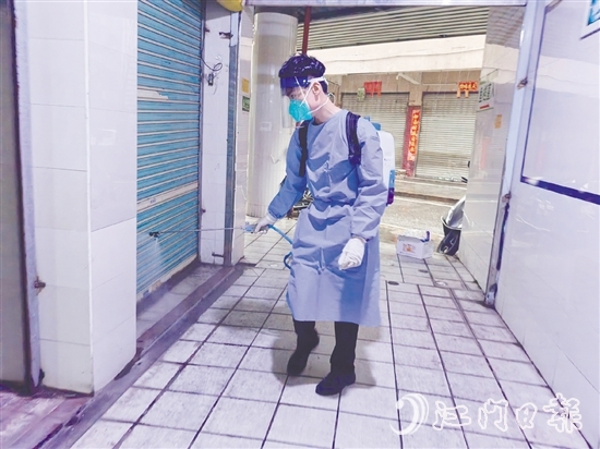 农贸市场积极做好消杀工作，切断蚊媒传染病传播链条。