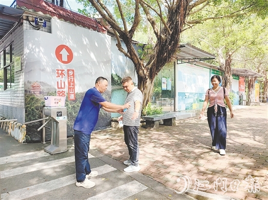 圭峰山景区工作人员为游客喷洒驱蚊液。 圭峰山景区工作人员为游客喷洒驱蚊液。