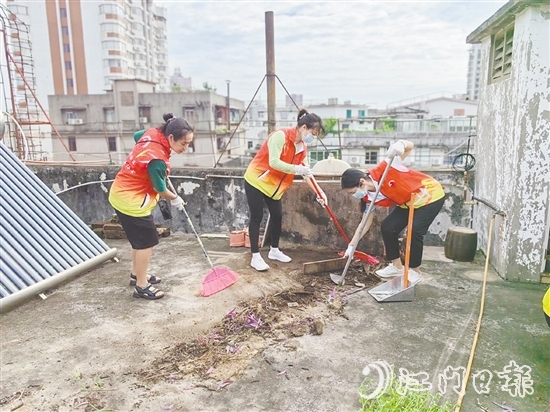 “娘子军”清理天台的杂物与垃圾。 “娘子军”清理天台的杂物与垃圾。