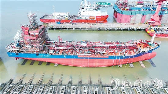 7700载重吨油化船顺利下水。 7700载重吨油化船顺利下水。