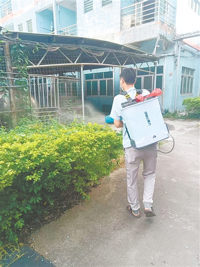 广明源光科技股份有限公司组织员工对厂区进行清洁消杀。 广明源光科技股份有限公司组织员工对厂区进行清洁消杀。