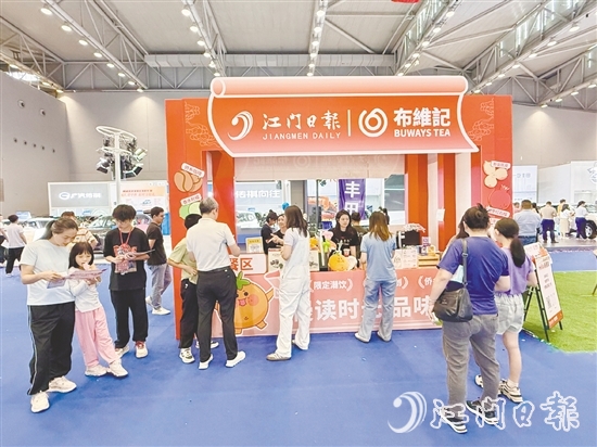 江门日报与布维记的联名快闪店吸引了不少市民。 江门日报与布维记的联名快闪店吸引了不少市民。