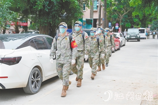 以党员民兵为骨干的应急分队集结，奔赴重点社区、乡镇村组。