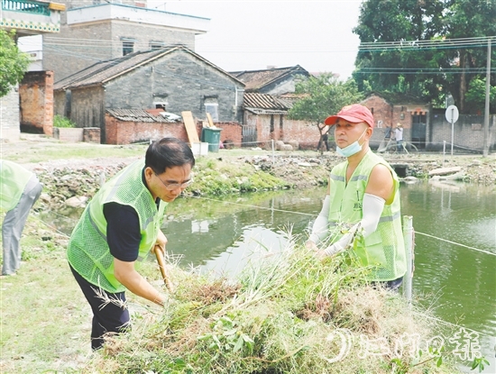 源林志愿服务队与镇村干部、居民群众一起开展爱国卫生行动。