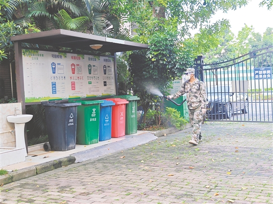 蓬江区直民兵应急成蚊消杀队在环市街道开展消杀工作。任佳燕