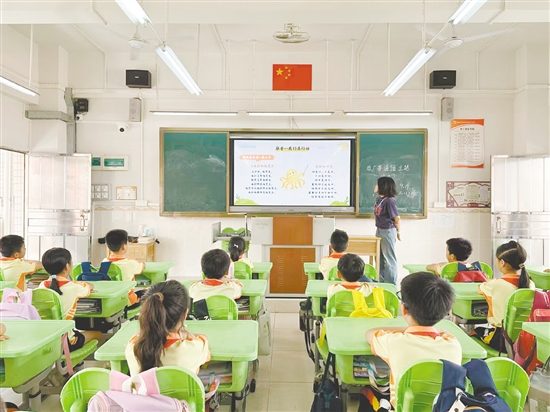 学校发动中年级学生精心筹备主题班会，做到“以课为媒，深化认知”。