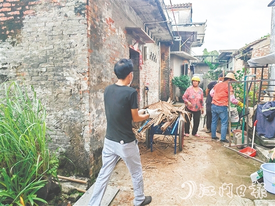 东甲村全面开展灭蚊攻坚行动。 东甲村全面开展灭蚊攻坚行动。