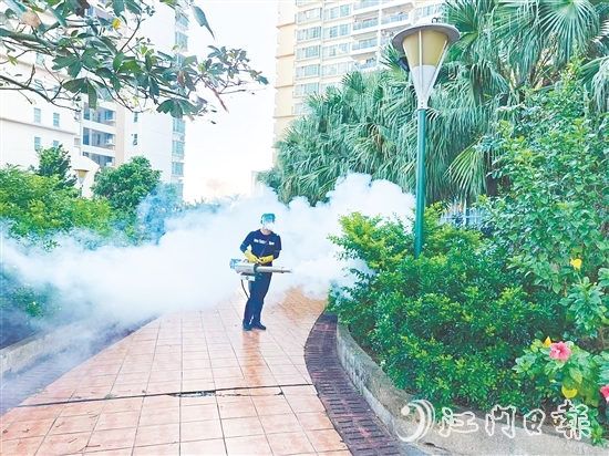 东成镇锦江社区专职网格员张宝瑜对小区楼道、垃圾收集点及公共区域进行全面消杀。 东成镇锦江社区专职网格员张宝瑜对小区楼道、垃圾收集点及公共区域进行全面消杀。