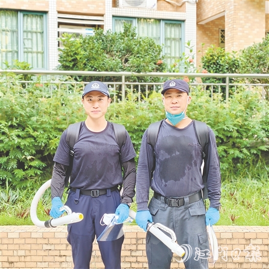 陈明耀（右）、詹自濠（左）每日奋战在防疫工作一线。