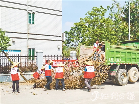 大槐镇各级人大代表积极参与环境卫生整治工作,清除蚊虫孳生点。 大槐镇各级人大代表积极参与环境卫生整治工作,清除蚊虫孳生点。