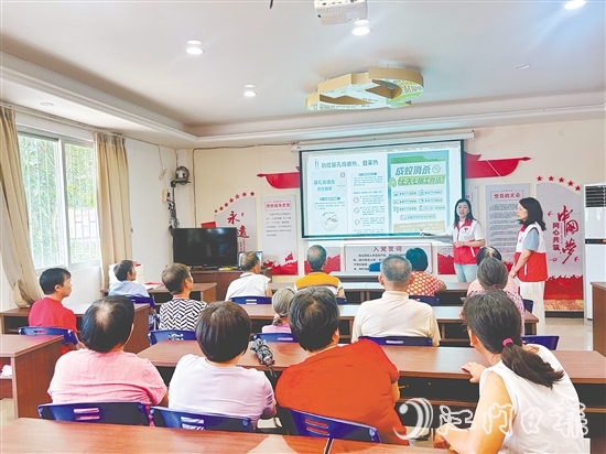 那吉镇那西村新时代文明实践站开设“银发专场”，采用大字号图文和慢语速讲解防疫知识。