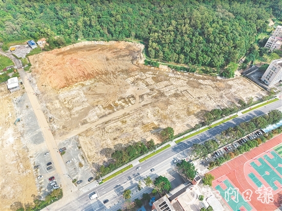 整改后:平整后的空地可用作临时停车场,缓解上下学高峰期,学校周边的交通压力。 整改后:平整后的空地可用作临时停车场,缓解上下学高峰期,学校周边的交通压力。