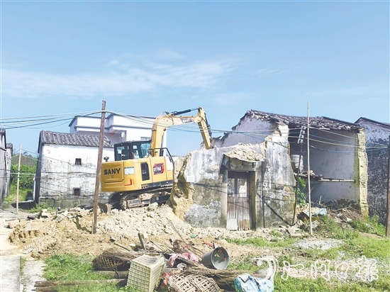 横陂镇以“三清三拆”为抓手，加强环境整治。