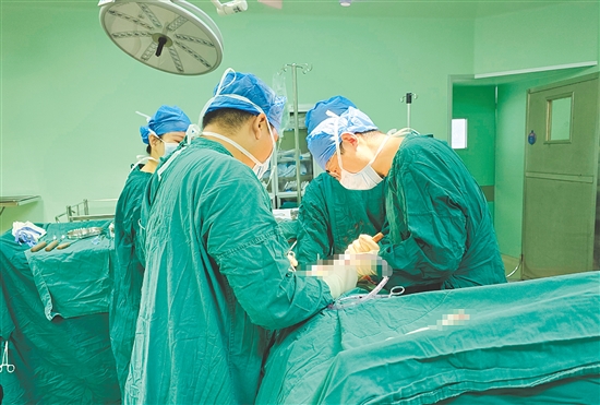 医生为患者进行手术。
