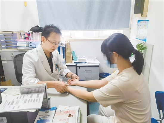 出现针刺样、烧灼样、电击样等疼痛症状要及时就医。