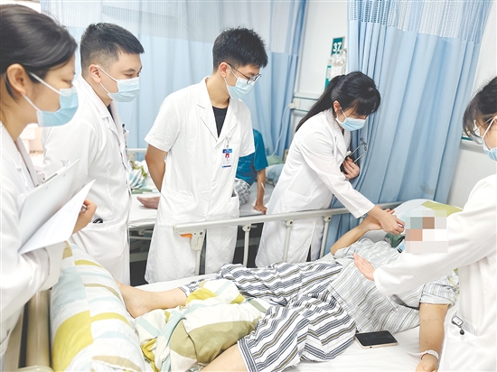 医生为患者检查身体。