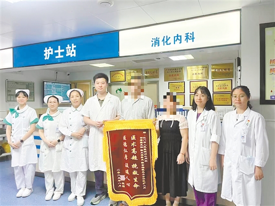 患者家属送上锦旗。 患者家属送上锦旗。
