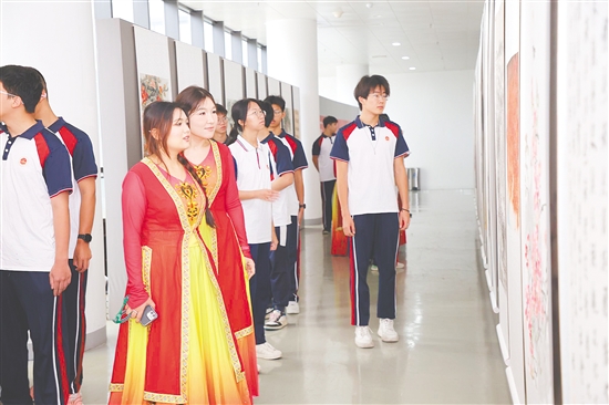 各民族青少年在五邑大学参观书画作品展。 各民族青少年在五邑大学参观书画作品展。
