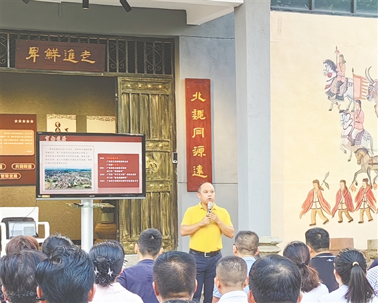 温启胜在霄南村讲民族团结党课。 温启胜在霄南村讲民族团结党课。