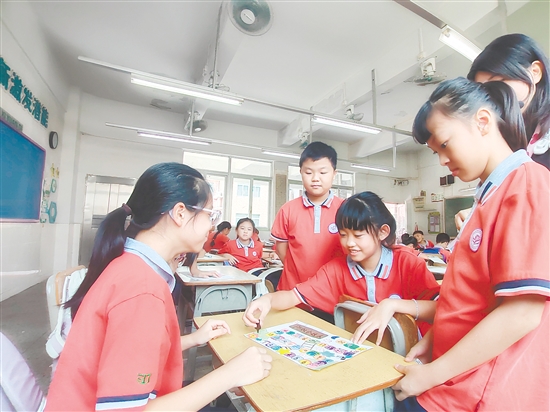 学生们在棋盘上与“看不见的蚊子”展开对决。 学生们在棋盘上与“看不见的蚊子”展开对决。