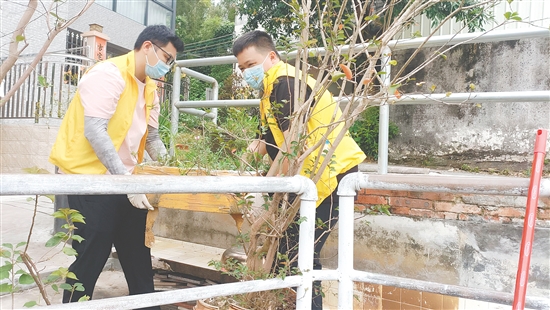 江门职院党员教师参与社区环境整治,支援疫情防控工作。 江门职院党员教师参与社区环境整治,支援疫情防控工作。