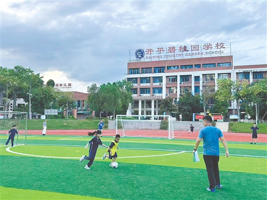 学生们在新的球场上尽情奔跑。 学生们在新的球场上尽情奔跑。