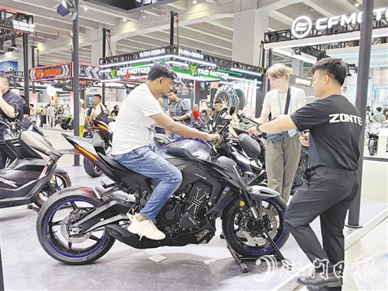 大冶摩托在广交会上展示其最新研发的摩托车。
