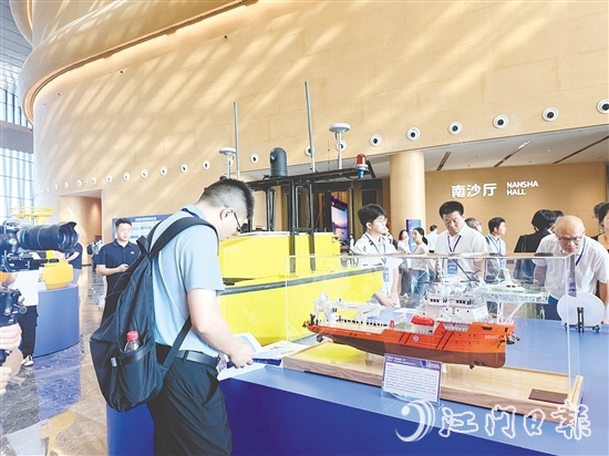 中交四航局江门航通船业有限公司展位前，许多参展嘉宾驻足停留。