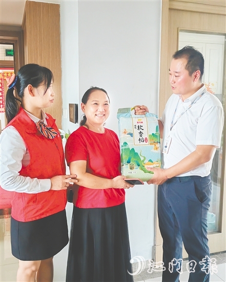 居民获奖一包大米，十分开心。