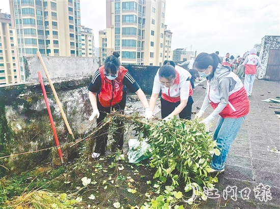 志愿者深入社区,清理天台杂物。 志愿者深入社区,清理天台杂物。