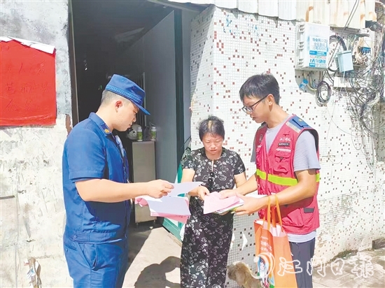 圭峰会城点对点发力，通过入户走访强化宣传引导，向群众普及防蚊知识。