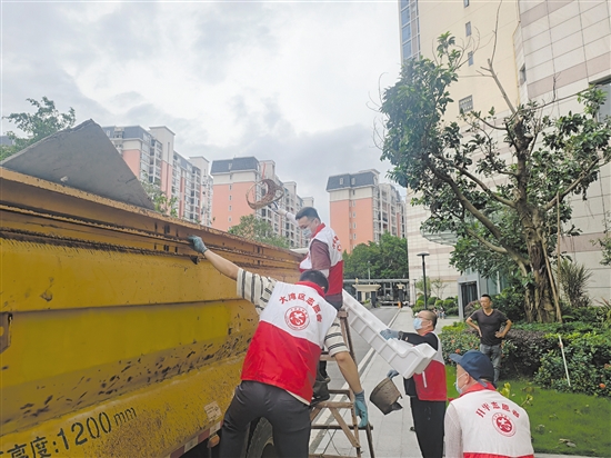 开平文联志愿者下沉社区，协助清理垃圾，消除蚊虫孳生地。