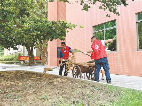 新会区教育系统积极开展“两清一灭”爱国卫生行动,整治校园环境。 新会区教育系统积极开展“两清一灭”爱国卫生行动,整治校园环境。