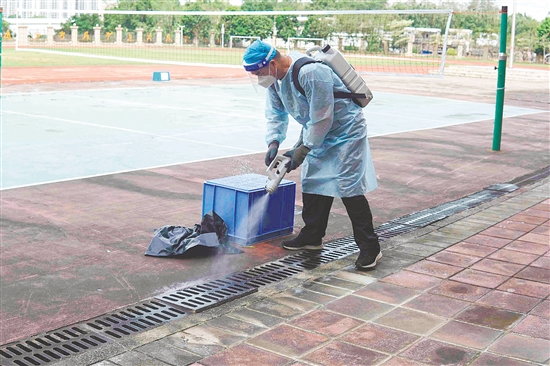 台山市各学校每日开展消杀,从源头上铲除蚊虫孳生环境。 台山市各学校每日开展消杀,从源头上铲除蚊虫孳生环境。