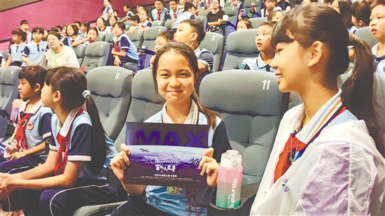 台山小学生集体观看《窗外是蓝星》,在震撼的视听体验中,直观感受中国航天的硬核实力,激发探索宇宙的科学热情。 台山小学生集体观看《窗外是蓝星》,在震撼的视听体验中,直观感受中国航天的硬核实力,激发探索宇宙的科学热情。