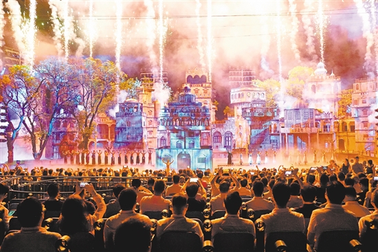 10月16日晚上，赤坎华侨古镇火秀剧场上演精彩演出。郭永乐