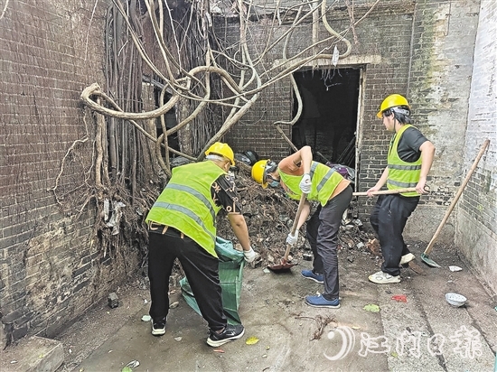 区城市管理综合执法局组建200人环境整治攻坚队，深入水南六里的巷道、老宅，对“环境顽疾”发起总攻。