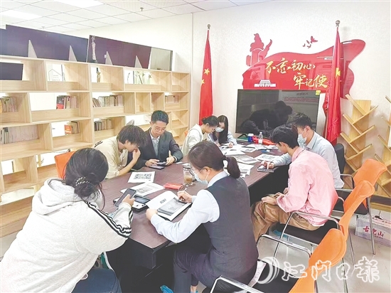农行江门分行工作人员走访企业，宣传金融知识。