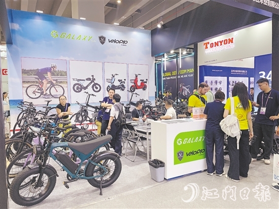 鹤山市格莱仕车业有限公司展位上,客商云集。 鹤山市格莱仕车业有限公司展位上,客商云集。