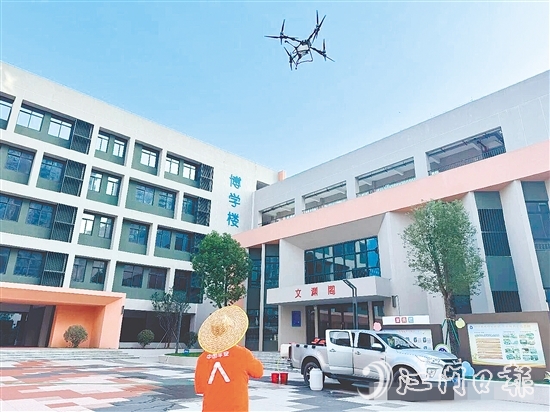 鹤山市供销社充分发挥自身优势，组建一支无人机灭蚊消杀队伍。